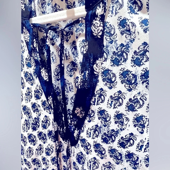 Navy blue and white Wayf blouse with tassle ties size xs like new condition - Picture 4 of 5